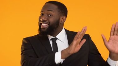 Dans, başarılı proje kutluyor gülümseyen Afrikalı-Amerikalı iş adamı