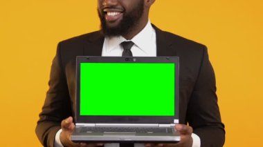 Afro-Amerikan Yöneticisi gösteren laptop yeşil ekran, online iş teklifi ile heyecanlı