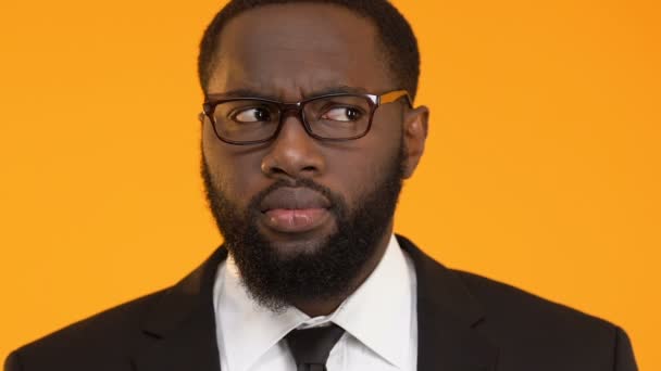 Negro hombre de negocios en gafas tocando la barba, en busca de la mejor opción, decisión — Vídeos de Stock