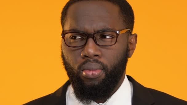 Умный афро-американский менеджер в костюме, имеющий идею, ищущий решение проблемы — стоковое видео