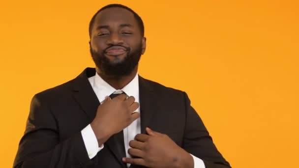 Όμορφος μαύρη επιχείρηση άνθρωπος απολαμβάνει πολυτελή κοστούμι, έτοιμο για σημαντική συνάντηση — Αρχείο Βίντεο