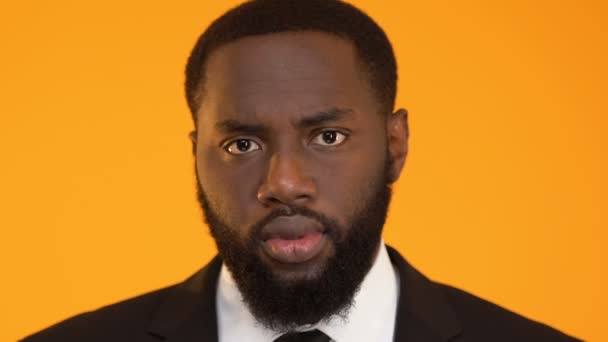 Uomo afro-americano in giacca e cravatta stupito dalle cattive notizie, fallito progetto imprenditoriale — Video Stock