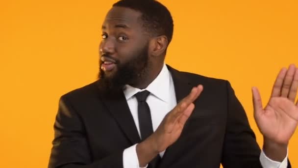 Dans Afro-American mannen visar jag väljer du loggar, personalförvaltning — Stockvideo