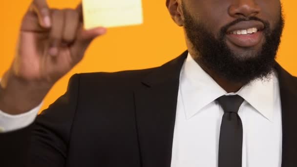 Успішний афро-американських олігархом, тримаючи золотої кредитної картки багатих людей життя — стокове відео
