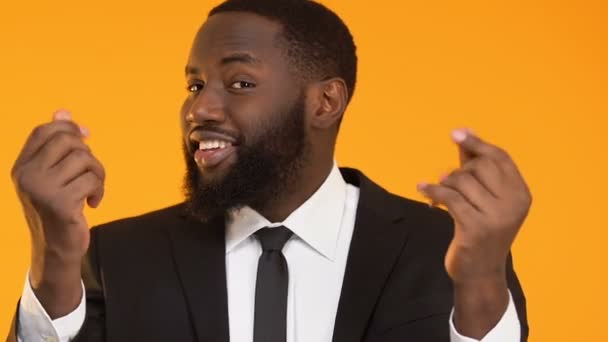 Knepigt afroamerikansk man gnugga fingret, ber om pengar, krävande muta — Stockvideo