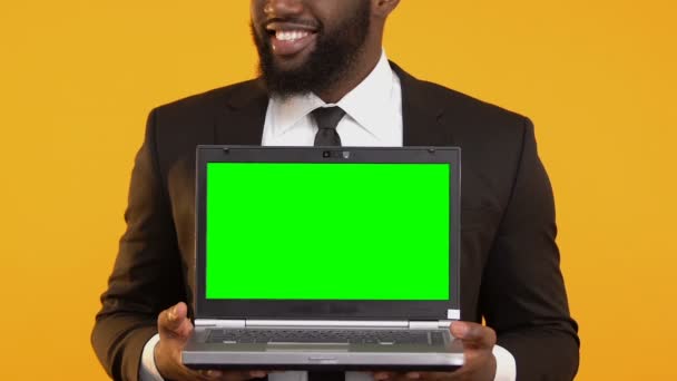 Eccitato manager afro-americano che mostra laptop con schermo verde, offerta di lavoro online — Video Stock