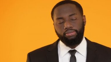 Sıkılmış Afro-Amerikan adam filan işaret, başarısız müzakere gösteren takım elbiseli