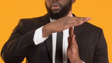 Zaman aşımı jest, görev iş dersleri gösteren Afro-Amerikan proje yöneticisi