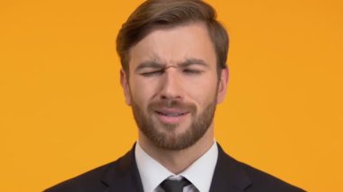 Rezil adam facepalm, onun hata, ezik, yakın çekim ile şok yapma