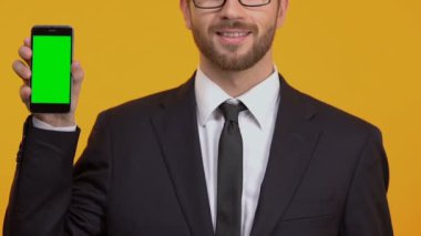 Adam gösteren ok işareti ile kolay bankacılık Yeşil perde smartphone holding gülümseyen