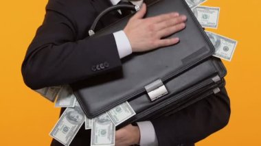 Adam çantasını yapışmasını para, yolsuzluk, rüşvet, yakın çekim ile sarılma