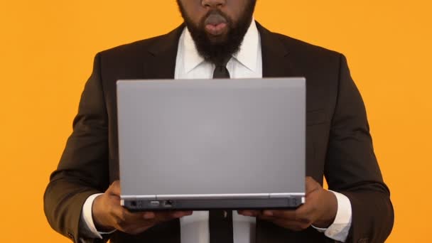 Ευτυχής άνθρωπος Αφροαμερικάνικης κρατώντας το laptop και wow χειρονομία, ηλεκτρονικό ταχυδρομείο επιχείρησης — Αρχείο Βίντεο