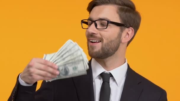 Впевнений чоловік тримає багато доларів, бізнес тренування як стати багатим, багатством — стокове відео