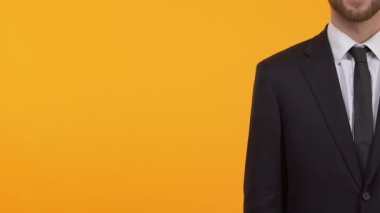 Boş arka plan, şablonunuz için bir yer gösteren iş takım elbiseli adam