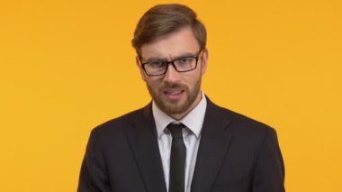 Kızgın adam megafon çığlık görüşünü başkalarına aktarmaya çalışıyorum