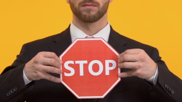 Empresário segurando sinal de stop, parar a corrupção, recebendo subornos por funcionários públicos — Vídeo de Stock