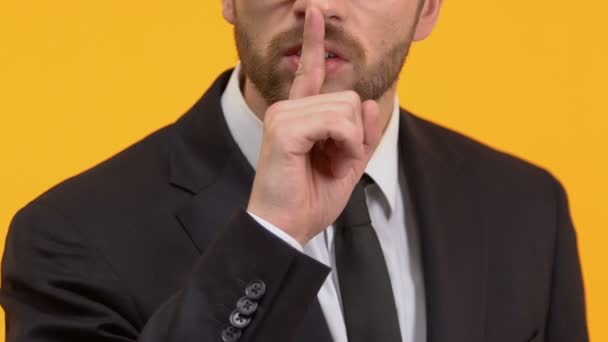 Man showing silence sign, warning about threat, non-disclosure agreement — Stock Video