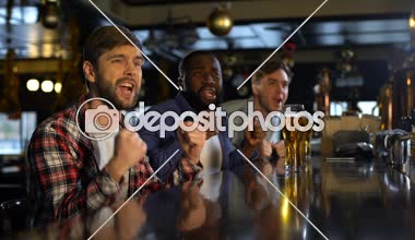 Barda, favori takım zafer hakkında mutlu Şampiyonası izliyor spor hayranları