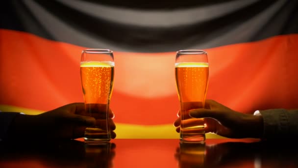 Abanicos masculinos brindando con cerveza sobre fondo de bandera alemana, celebrando la victoria — Vídeo de stock