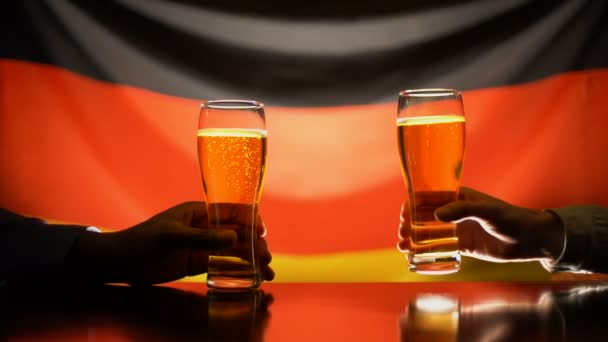 Mates brindar e beber cerveja no fundo da bandeira alemã, celebrando o sucesso — Vídeo de Stock