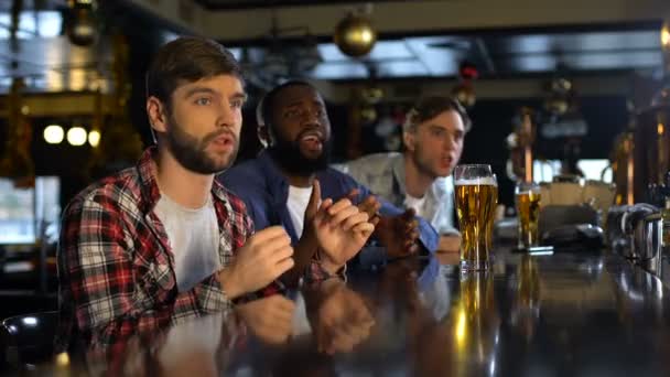 Los hombres viendo partidos deportivos en el pub, molesto por la pérdida de la selección nacional, facepalm — Vídeo de stock