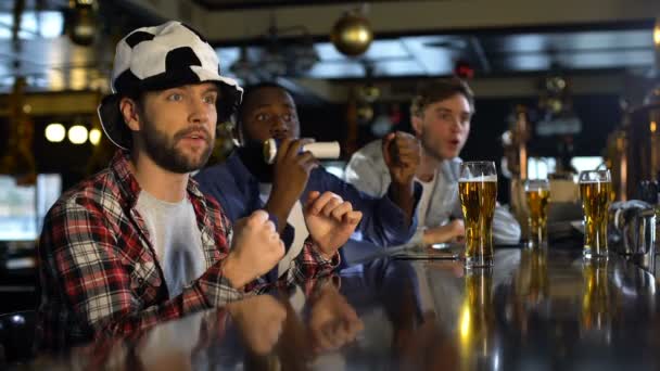 Los aficionados al fútbol viendo el campeonato en el pub, extremadamente felices por ganar el gol — Vídeo de stock