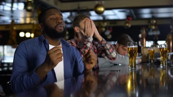 Multiracial sport fans titta på turnering i pub, besviken med att förlora spelet — Stockvideo