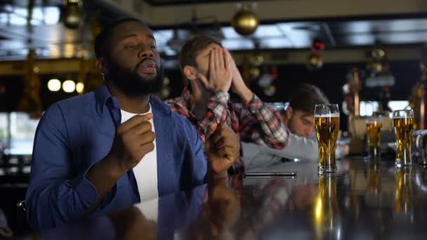 Multirracial fãs do esporte assistindo torneio no pub, decepcionado com a perda de jogo — Vídeo de Stock