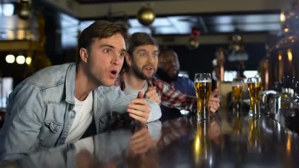 Unzufriedene männliche Fans sehen Sportspiel in Kneipe, enttäuscht über verlorene Partie — Stockvideo