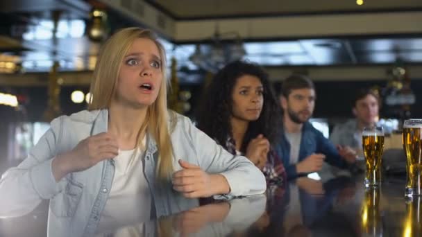 Jóvenes fanáticos del deporte viendo el partido en el bar, molestos por perder, fin de semana estropeado — Vídeos de Stock