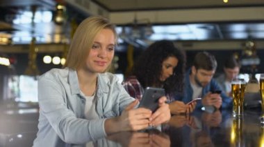 Bar, bağımlısı sosyal ağlar, içinde cep telefonu kullanarak Millennials ücretsiz wi-fi