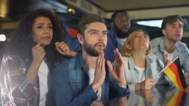 Bar, oyunu kaybetme konusunda üzgün spor programında izlerken Alman bayrağı sallayarak hayranları