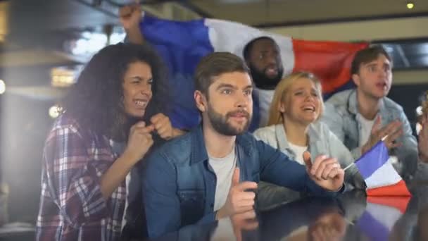 Aficionados al deporte con bandera francesa apoyando a la selección nacional, coreando lema de victoria — Vídeos de Stock