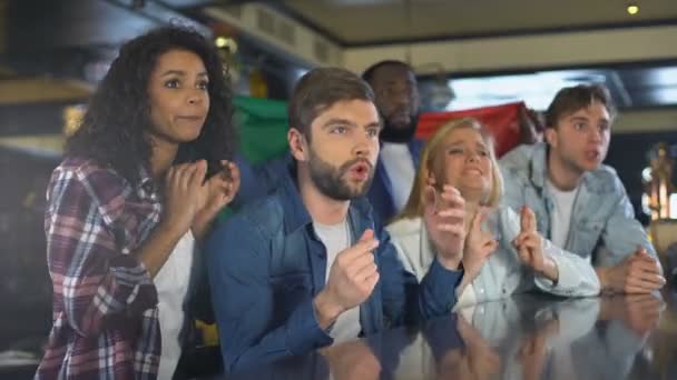Fãs acenando bandeira portuguesa, assistindo esportes no bar, chateado com a perda de jogo — Vídeo de Stock