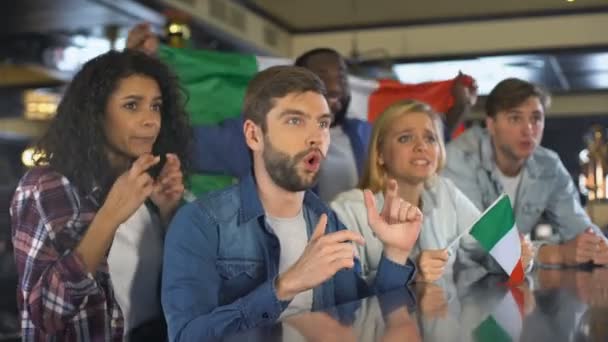 Grupp av fans titta på sport, viftande italiensk flagg till stöd för landslaget — Stockvideo