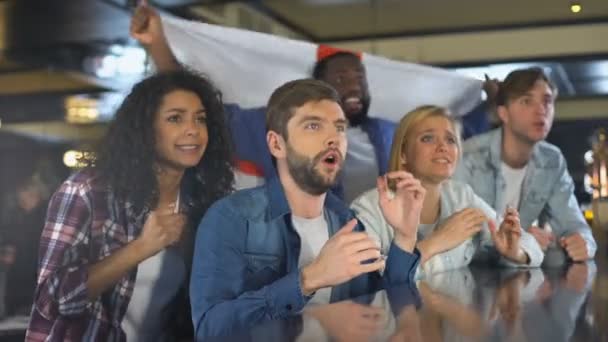 Fãs do esporte com bandeira inglesa comemorando a vitória da seleção nacional, patriotismo — Vídeo de Stock