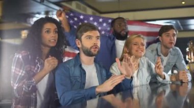 Amerikan bayrağı sallayan spor hayranları, ulusal takım destekleyen, yenilgi hakkında üzgün