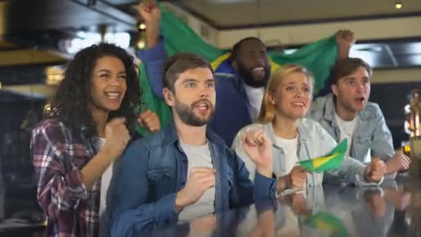 Sportovní fanoušci s brazilskou vlajkou podporující národní tým, šťastní z vítězství