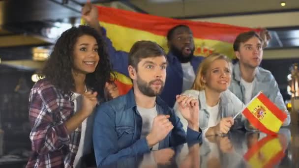 Fãs do esporte com bandeira espanhola desfrutando de torneio, comemorando o jogo vencedor — Vídeo de Stock