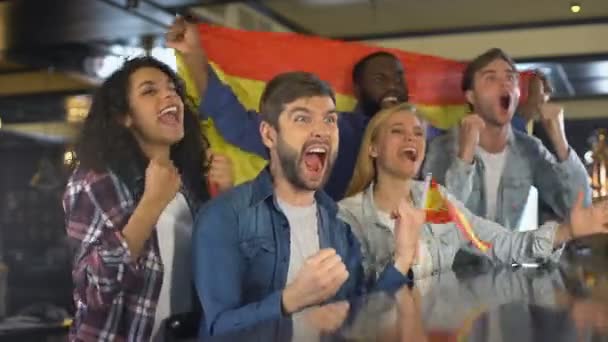 Niezwykle szczęśliwi Hiszpańscy zwolennicy machając flagą narodową, świętując zwycięstwo — Wideo stockowe