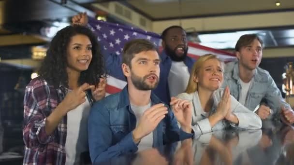 Emocionados fanáticos del deporte con bandera estadounidense celebrando la victoria de la selección nacional — Vídeo de stock