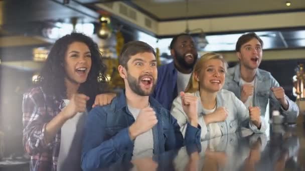 Grupo de fãs do esporte assistindo jogo no bar, regozijando a vitória da equipe favorita — Vídeo de Stock