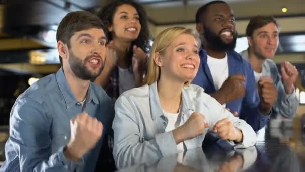 Izgatott sport rajongók ünneplő csapat célja, kapaszkodó kezek együtt, szabadidő — Stock videók