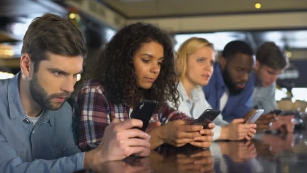 Los fanáticos del deporte apostando en línea por la aplicación del teléfono inteligente durante el partido, celebrando gol — Vídeo de stock