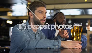 Gülümseyen erkek taraftarları pub bira gözlük clinking, takım gol kutluyor