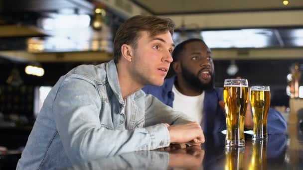 Junge Männer verwurzeln Lieblings-Sport-Team, beobachten Online-Wettbewerb Pub, Freizeit — Stockvideo