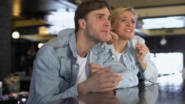 Zwei emotionale Freunde, die zusammen ein Spiel gucken, verärgert über das Spielresultat Sport — Stockvideo