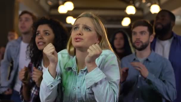 Jovens torcedores torcendo pela seleção nacional, pessoas esperando pelos resultados das eleições — Vídeo de Stock