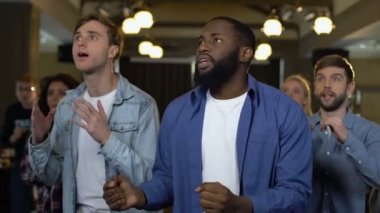 Üzgün takım taraftarları birlikte rekabet izlerken, hayranları hayal kırıklığına bakıyor