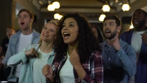 Adeptos desportivos positivos aplaudindo, batendo palmas juntos e gritando exclamações — Vídeo de Stock